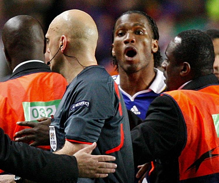 Didier Drogba (i midten) har bl.a. brug ukvemsord mod dommer Øvrebø. Arkivfoto. 