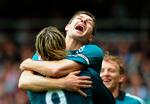Liverpools Steven Gerrard jubler over en af de to scoringer, anføreren leverede i lørdagens kamp mod West Ham. 