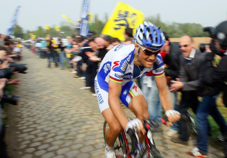Tom Boonen i fuld flugt hen over brosten i Paris-Roubaix, som han vandt i år. Nu har stjernen gemt sig i sin millionvilla. Arkivfoto. 