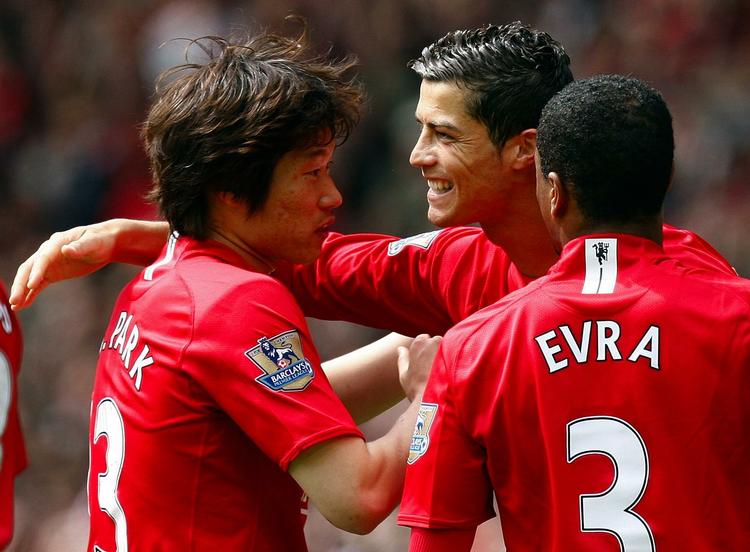 Mens der stadig var overskud til smil. Ronaldo (midt) har scoret i kampen mod Manchester City. 