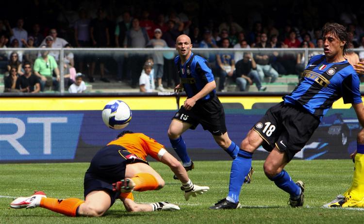 Argentinske Hernan Crespo bringer Inter foran mod Chievo. 