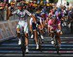 Alessandro Petacchi (tv) sprinter forbi Mark Cavendish på opløbsstrækningen og vinder anden etape af Giro d'Italia. 