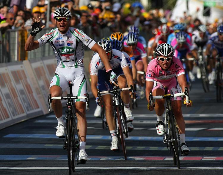 Alessandro Petacchi (tv) sprinter forbi Mark Cavendish på opløbsstrækningen og vinder anden etape af Giro d'Italia. 