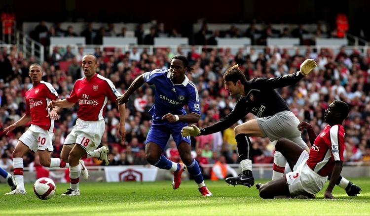 Arsenals Kolo Toure scorer selvmål i kampen mod Chelsea. 