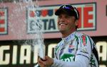 Alessandro Petacchi fejrer sejren med champagne. 