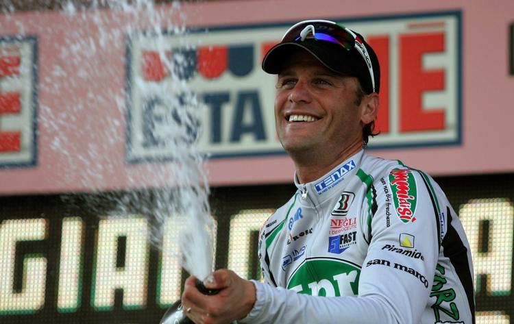 Alessandro Petacchi fejrer sejren med champagne. 