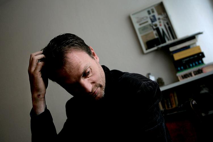 Martin Axel Andersen har et godt fast arbejde som socialpædagog, men klatgælden voksede, nye lån betalte de gamle, og nu skylder han 600.000 kr.  Foto: Finn Frandsen 