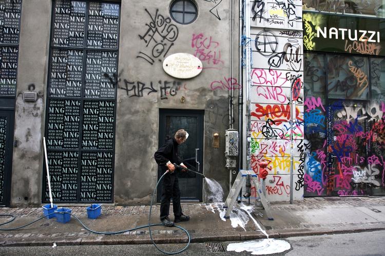 Hyskenstræde blev hærget af hærværk og graffiti, da en fest udviklede sig natten til lørdag. Billedet er fra oprydningen i går. 
