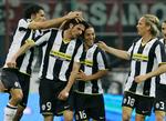 Juventus-spillere jubler over Vincenzo Iaquintas (nummer to fra venstre) scoring.  Christian Poulsen (th) spillede hele kampen. 