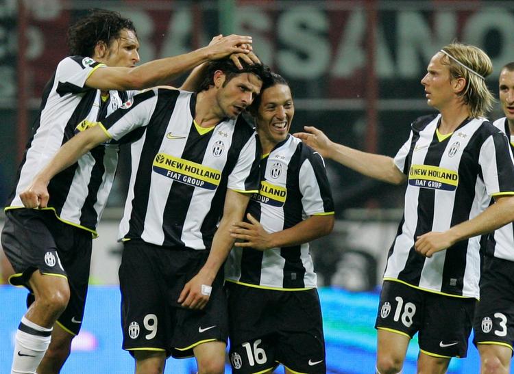 Juventus-spillere jubler over Vincenzo Iaquintas (nummer to fra venstre) scoring.  Christian Poulsen (th) spillede hele kampen. 