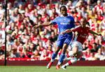 Chelsea Didier Drogba vifter Arsenals Mikael Silvestre af vejen under kampen mellem de to London-rivaler. 