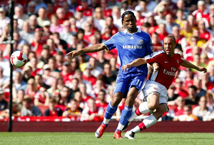 Chelsea Didier Drogba vifter Arsenals Mikael Silvestre af vejen under kampen mellem de to London-rivaler. 