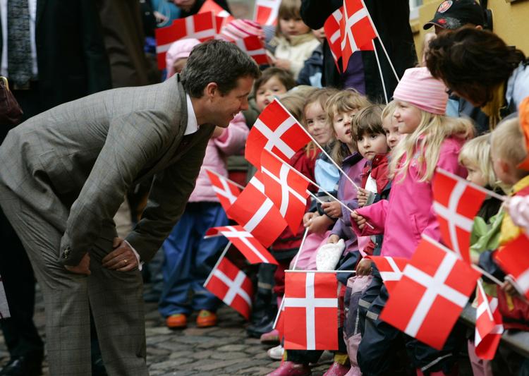 Kronprins Frederik under et besøg hos det danske mindretal i Flensburg 6. maj. Arkivfoto. 