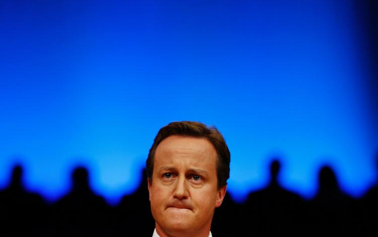 Den konservative leder David Cameron er må krybe til korset og undskylde på sine parlamentsmedlemmers vegne. 