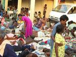 Etniske tamiler venter uden for et hospital i Sri Lanka efter weekendens blodige angreb. 