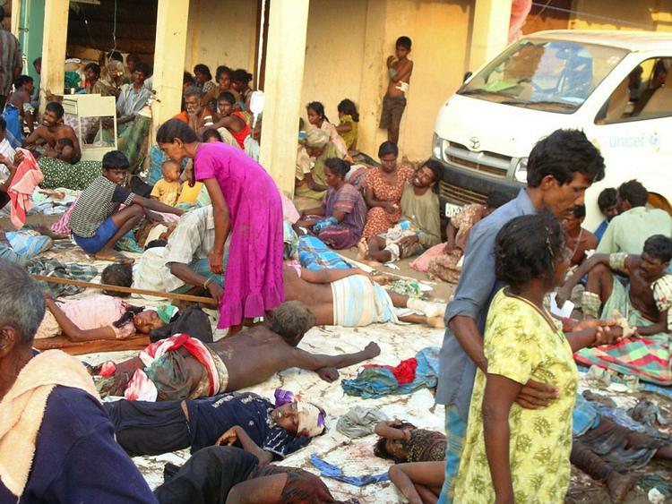 Etniske tamiler venter uden for et hospital i Sri Lanka efter weekendens blodige angreb. 