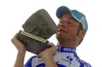 Trofæet er en brosten, når en cykelrytter vinder Paris-Roubaix. Og det gjorde Tom Boonen i år. Arkivfoto. 