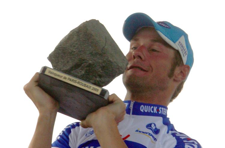 Trofæet er en brosten, når en cykelrytter vinder Paris-Roubaix. Og det gjorde Tom Boonen i år. Arkivfoto. 