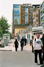 Farverige såkaldte trompe l'oeil-malerier lyser allerede op flere steder i Teheran. Men overmalingen af revolutionens politiske gavle har ophidset den unge iranske kunstner Arash Hanaei. Foto: Hanne Foighel 