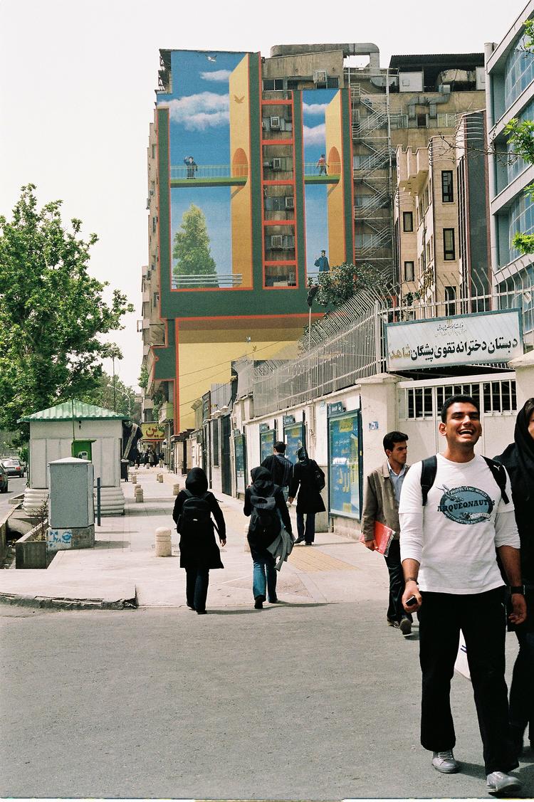 Farverige såkaldte trompe l'oeil-malerier lyser allerede op flere steder i Teheran. Men overmalingen af revolutionens politiske gavle har ophidset den unge iranske kunstner Arash Hanaei. Foto: Hanne Foighel 