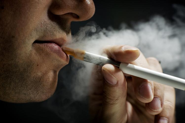 Det ligner røg, men er bare damp. På e-cigaretten kan man pulse løs uden at skabe passiv rygere omkring sig. Men salget af cigaretten er netop blevet forbudt i Danmark. 