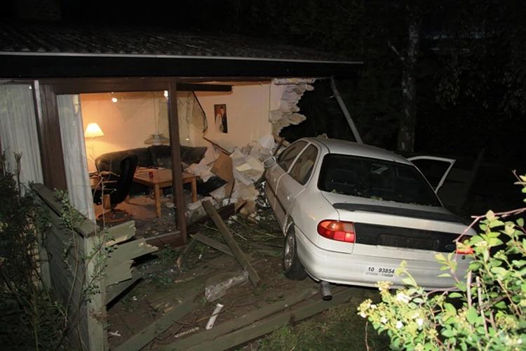 Sådan så Britta Christensens hus ud, efter at det var blevet ramt af en bil. Privatfoto. 