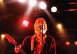 Kurt Cobain -  med guitar - under en koncert på Roskilde Festivalen i 1992. (arkivfoto) 