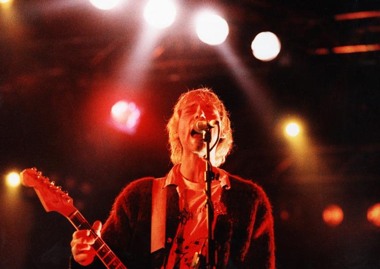 Kurt Cobain -  med guitar - under en koncert på Roskilde Festivalen i 1992. (arkivfoto) 