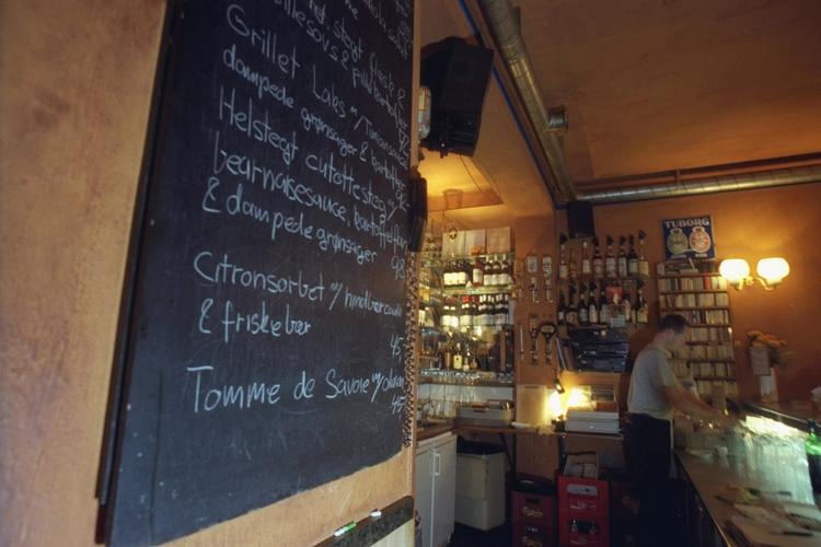 Sabines Cafeteria i Teglgårdsstræde er et af de steder, hvor du stadig kan få et godt måltid mad under 100 kroner, og gå mæt derfra. 