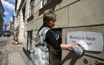 Marianne Bodét skrubber løs på skiltet til kjolebutikken i Hyskenstræde 3. Selv om graffitien er fjernet, »bliver der ligesom et lag siddende , som ikke vil forsvinde«, siger hun. 