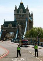 En elevator i Tower Bridge i London styrtede 42 meter mod jorden. Seks mennesker kom til skade. 