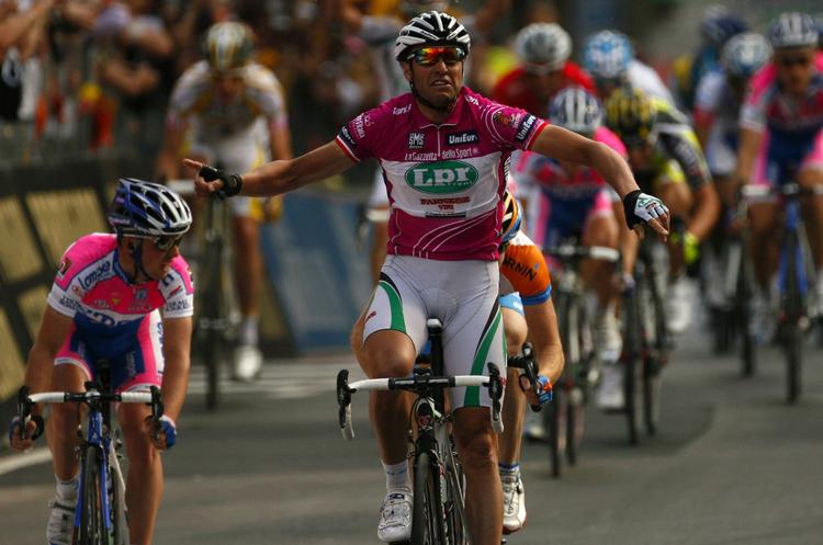 Alessandro Petacchi er stadig en af verdens bedste sprintere - det beviste han i dag i Giro d'Italia, hvor han vandt spurten i overlegen stil. 