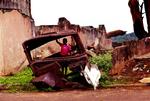 Udbombet bil i en landsby i Angola, der gennem 25 år var hærget af borgerkrig. Arkivfoto 