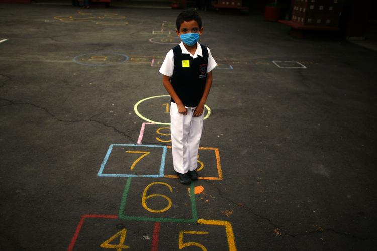 En mexicansk dreng poserer for fotografen i går på sin første skoledag efter udbruddet af svineinfluenzaen (Influenza A). 