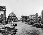 I dagene før stormen på Dybbøl i 1864 bombede preusserne løs på civilbefolkningen bag fronten. Den kongelige hoffotograf Elfelt i København solgte stereoskopiske billeder af ødelæggelserne til 3-dimensional fremvisning. Arkivfoto. 