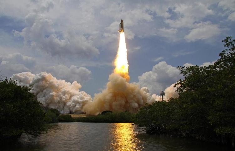 Rumfærgen Atlantis under opsendelsen fra Kennedy Space Center i Florida. Forude venter en farefuld mission. 