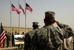 Det var her i Camp Liberty-lejren, at en amerikansk soldat gik amok og dræbte fem mennesker. Billedet er fra september sidste år, hvor amerikanske soldater gør honør for flaget. 