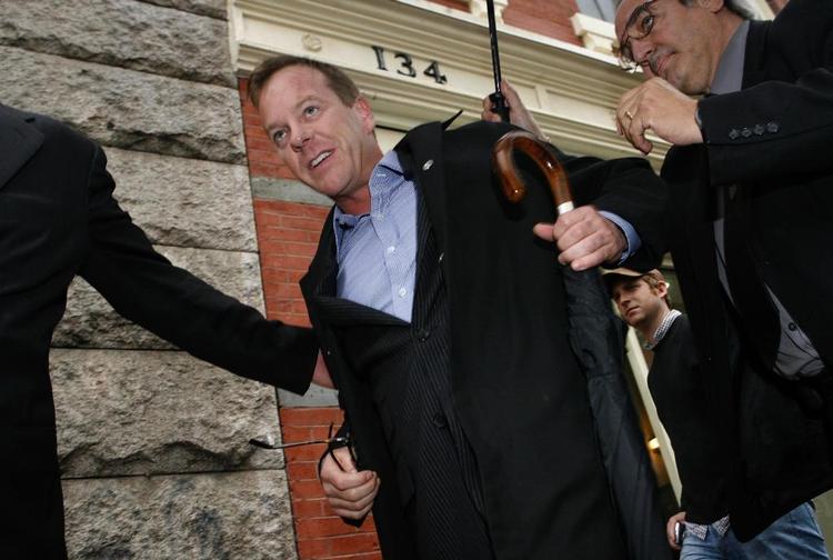 Kiefer Sutherland, bl.a. kendt som superhelten Jack Bauer i tv-serien '24 Timer', ankommer her til afhøring på politistationen i New York i sidste uge. Foto: AP 