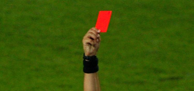 Københavns Fodbold-Dommerklub (KFD) giver Rikken F.C. det røde kort. (Arkiv) 