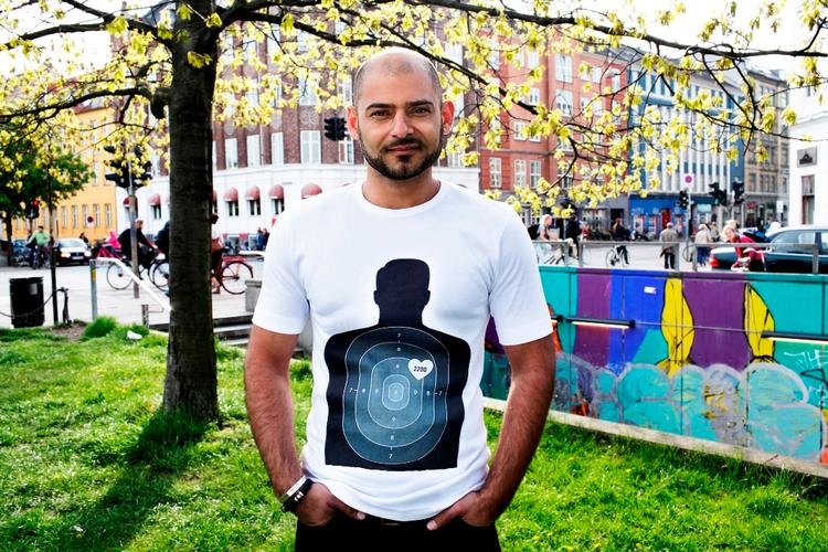 Skuespilleren Janus Bakrawi poserer med en 'Nørrebro Tee'. 