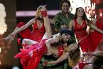 Tyrkiets Hadise ligger godt i en af bandkollegernes favn. Tyrkiet er på scenen i aften i semifinale 1. 