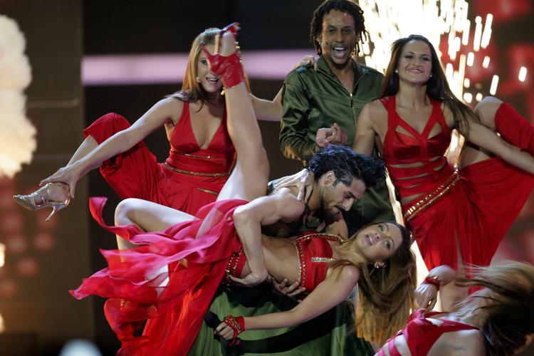 Tyrkiets Hadise ligger godt i en af bandkollegernes favn. Tyrkiet er på scenen i aften i semifinale 1. 