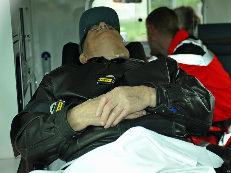 Den krigsforbrydersigtede John Demjanjuk ankom til Stadelheim-fængslet i München i en ambulance. 