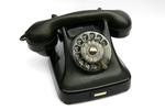 Det er dyrt at ringe fra en fastnettelefon til en mobiltelefon. Men nu vil EU tvinge teleselskaberne til at sætte priserne ned. 