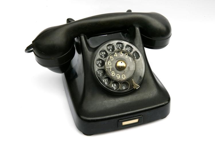 Det er dyrt at ringe fra en fastnettelefon til en mobiltelefon. Men nu vil EU tvinge teleselskaberne til at sætte priserne ned. 