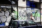 Grafitti i Hyskenstræde efter gadefesten, der udviklede sig til hærværk natten til lørdag. Er piratfesterne gået for langt? 