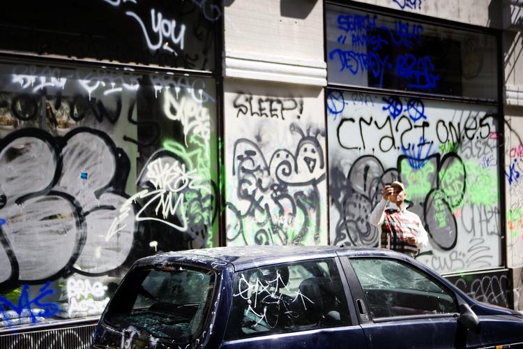 Grafitti i Hyskenstræde efter gadefesten, der udviklede sig til hærværk natten til lørdag. Er piratfesterne gået for langt? 