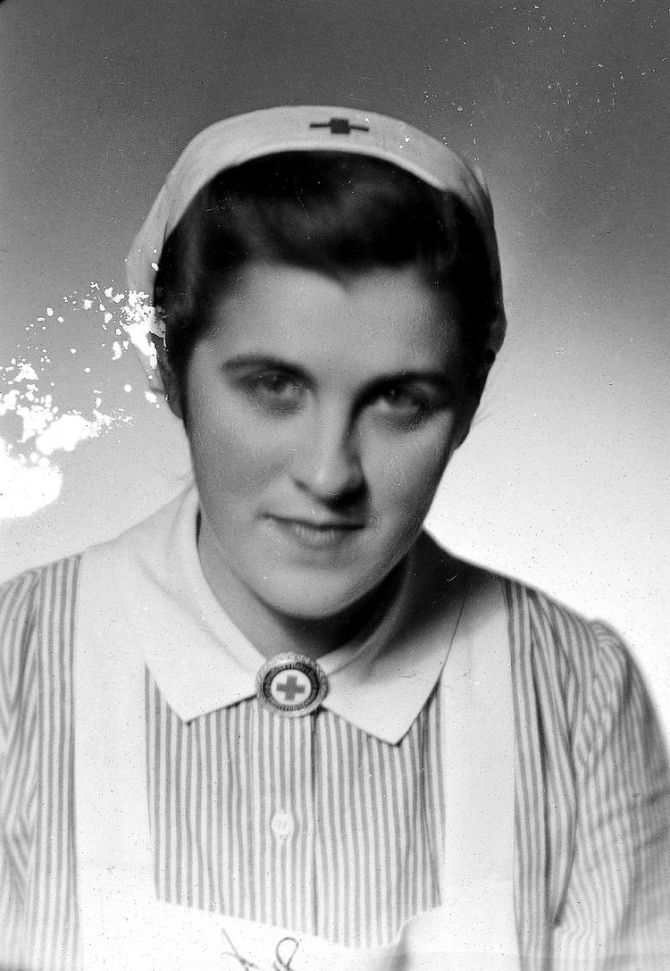 Ebba Mikkelsen som hjælpesygeplejerske i det tyske Røde Kors. Taget i 1944, mens hun var på SS-lazarettet i Deutsch-Brod. Foto fra bogen 