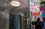 Oprydning efter hærværket i Hyskenstræde i weekenden. Arkivfoto 
