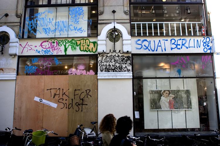 Ejendommene i Hyskenstræde får kun fjernet graffiti i stueetagen. Resten må husejerne selv betale for at få væk. Nu vil Venstre hjælpe dem. 
